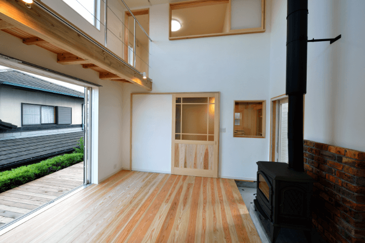 開放的な吹き抜けのある新築住宅